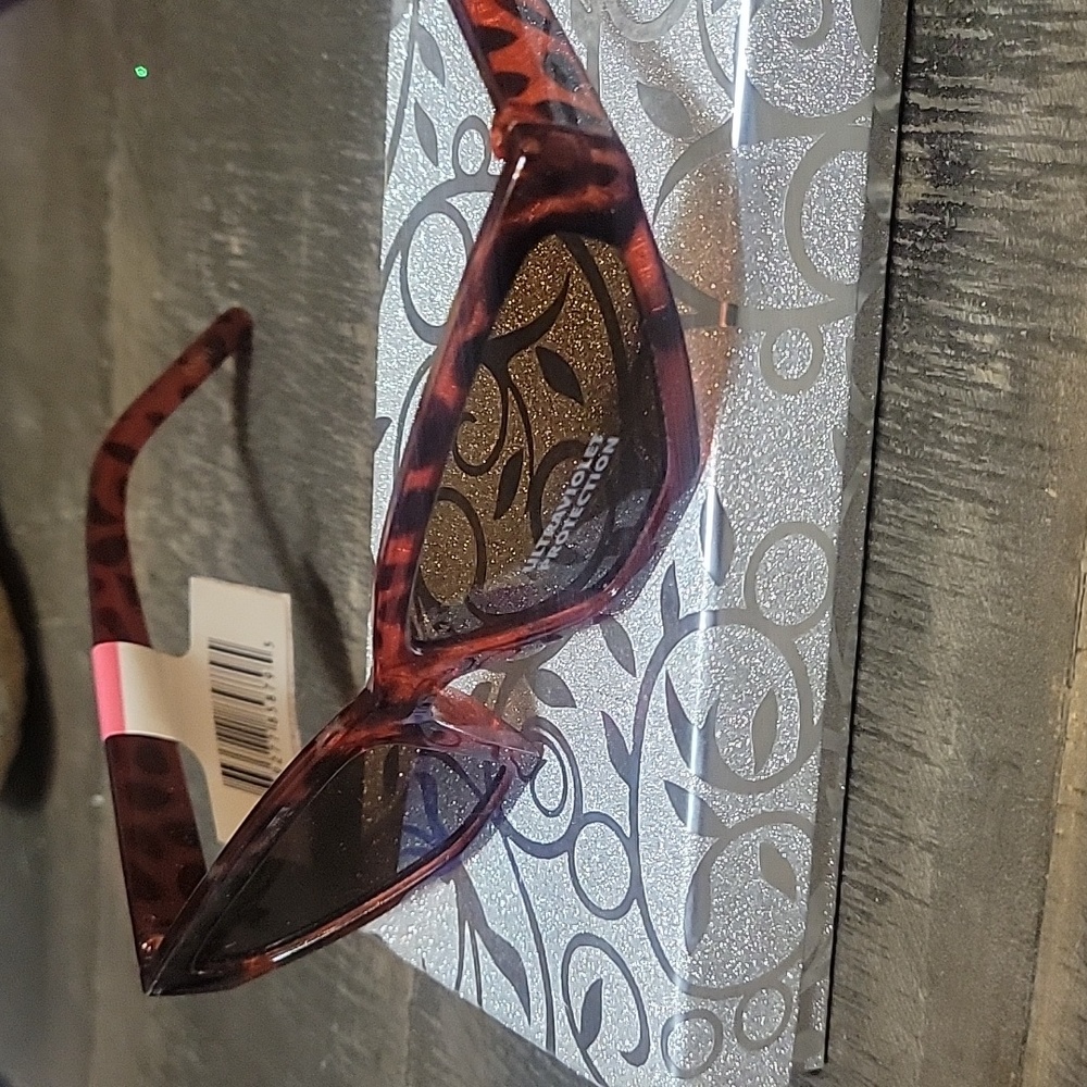 Tortious Shell Sunglasses - Picture 3 of 3